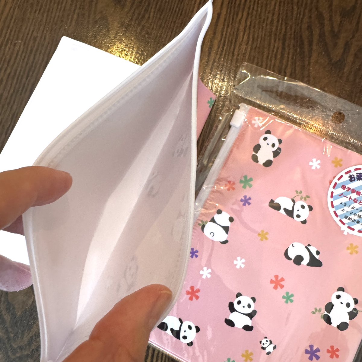 pandacoffeeten's tweet photo. レトロな柄とピンクがカワイイい裏表リバーシブルで使えるコースター、お薬手帳カバー新入荷です🐼💓サイドにポケットもあって便利💊

https://t.co/RJdiv3Ee6S https://t.co/xIk7tdp3qU