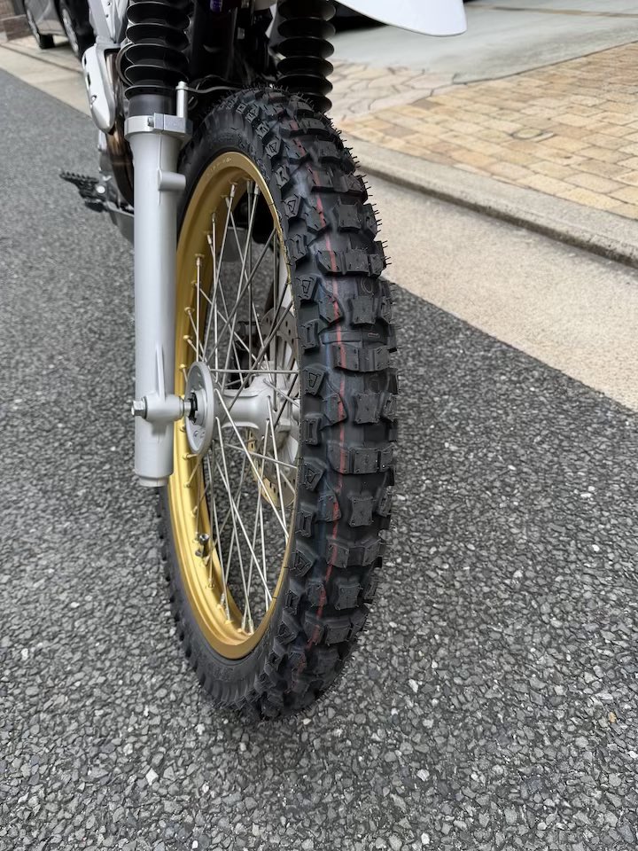 tw_tagosaku's tweet photo. タイヤ🛞交換完了!
純正ダンロップからIRC GP-610にした
フロントはビードストッパーも入れたよ
なかなか疲れた😰
乗った感じリアはオンロードでバンクさせて荷重かけると若干の潰れ感がある
慣れるしか無いか?
#セロー
#SEROW
#IRC
#GP610
#ヤマハ
#YAMAHA https://t.co/XTibMFucP8