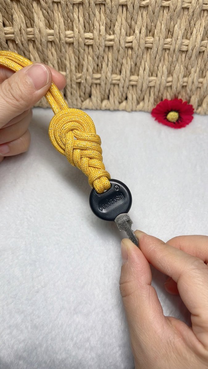 itukakiito's tweet photo. Just finished this handmade macramé keychain with tiny wooden beads—simple, cozy, and perfect for spicing up my bag! https://t.co/zZTBRWXyB8