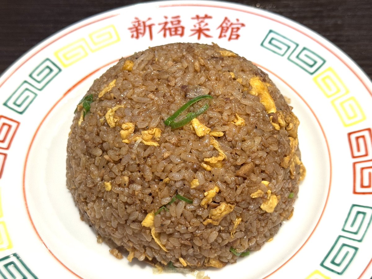 butabest's tweet photo. 新福���館秋葉原店さんで中華そば（並）と焼きめし（並）のセットをいただきました。
京都で食べたあの味が、秋葉原で食べられちゃいます！
両方とも相変わらず黒いですね！
めちゃくちゃおいしかったです！！
セットで1,400円もうれしい☺️ https://t.co/dQMBDtnyOG