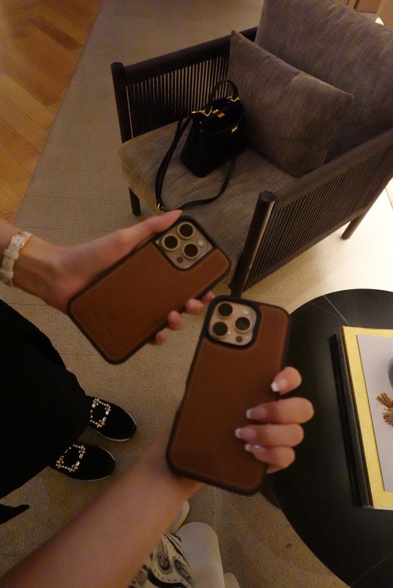 _latte_k_'s tweet photo. おしゃれなお友達が全員ハナトラのiPhoneケース使ってたから真似っこ♡かじまりちゃんも😻😻✨プチプラなのに、みんな長年使ってるイメージだから持ちも良さそう💭カラーもトープにキャメルに可愛い.ᐟ https://t.co/htGw2nxoGT