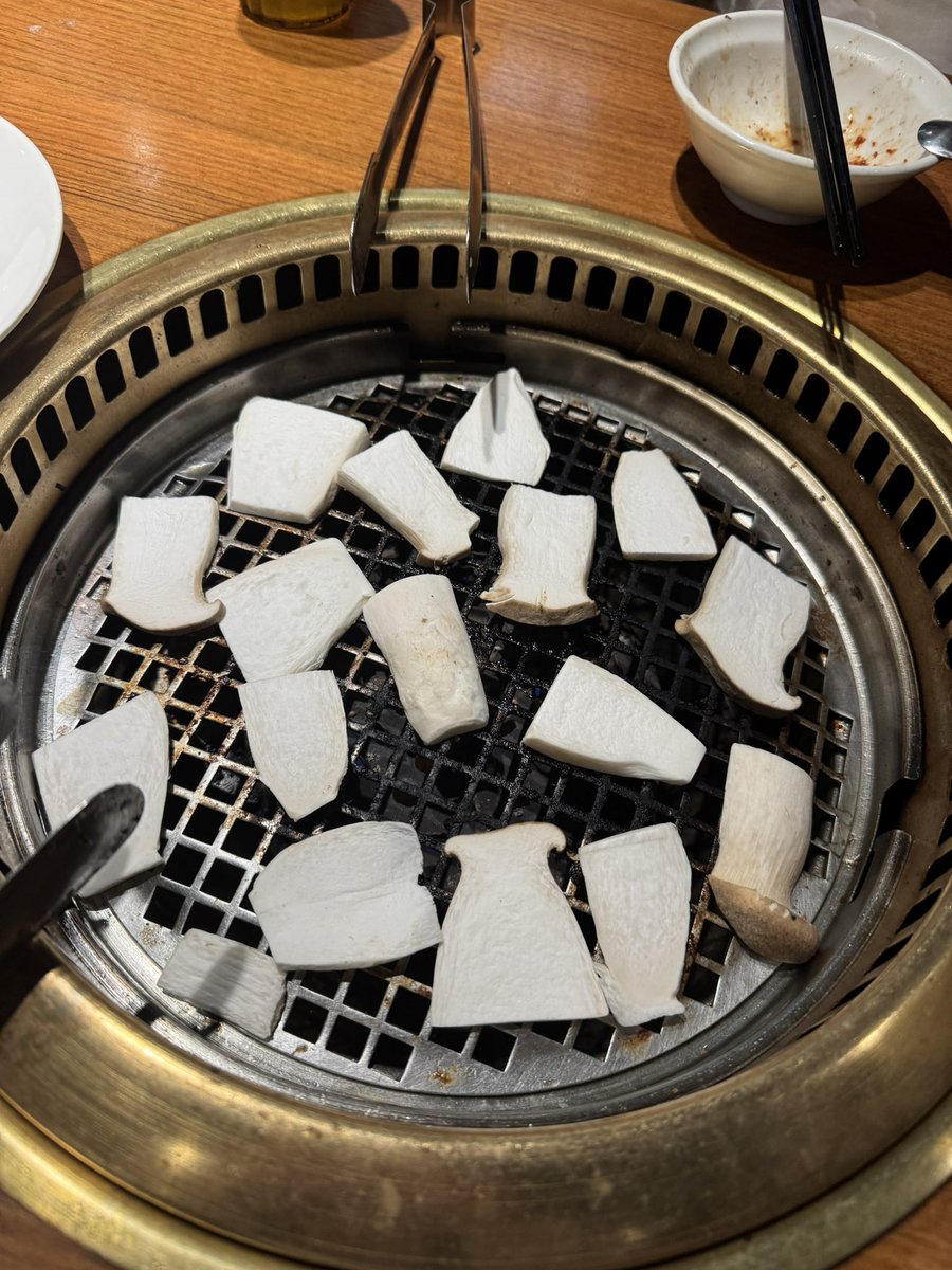 kaede09060's tweet photo. 昨天跟朋友們的燒肉
點著點著突然整盤白色杏鮑菇自由好好笑😂 https://t.co/A5jXSlYTEy