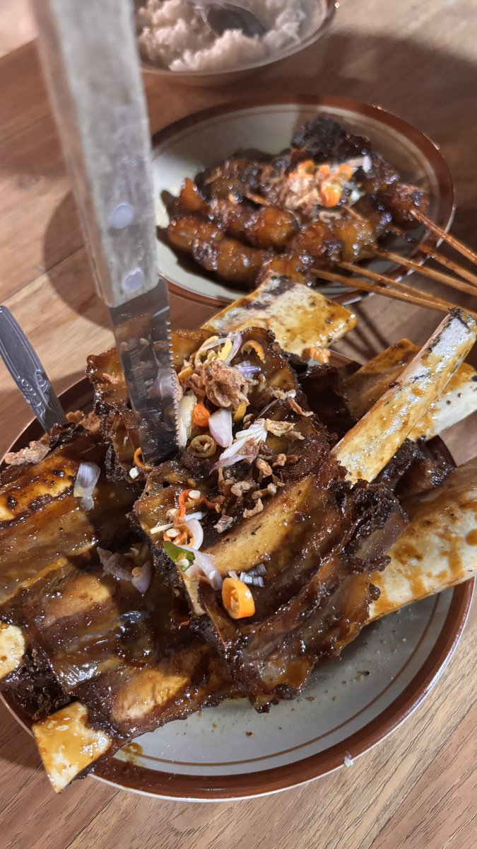 ellyaqul's tweet photo. Makanan Jogja yg wajib buatku orang Jogja yg ngerantau kalo pulang:
- Gudeg Yu Hadi/Gudeg Permata/Gudeg Song Djie
- Bakmie Jowo Mbah Gito/Pak Jan
- Sate Klathak Pak Ustadi
- Mie Ayam Mansurin
- Nasi Kuning Pasar Pathuk
- Soto Pak Parno
- Iga Bajog
- Bakso Pak Joni
- Lontong Opor Bu Rini Alkid
- Ikan Bakar Laot Timor
- Ayam Geprek Bu Made/Bu Rum