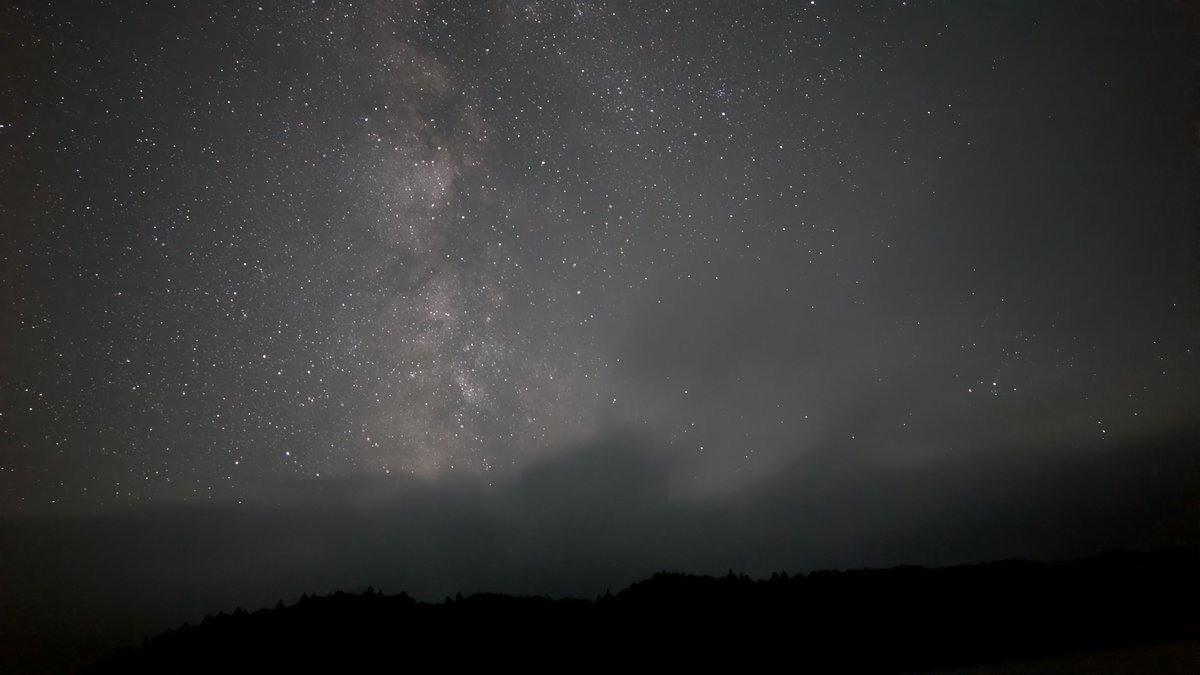 Miyanomri's tweet photo. 昨日チミケップ湖キャンプ場の夜空を撮影した
これが夏の北海道山奥の夜空だ
３枚撮影したけどこういう夜空景色は #怪盗セイント・テール のリアル夜空が堪能できます（晴れていれば…） https://t.co/ntCYFb3c7t