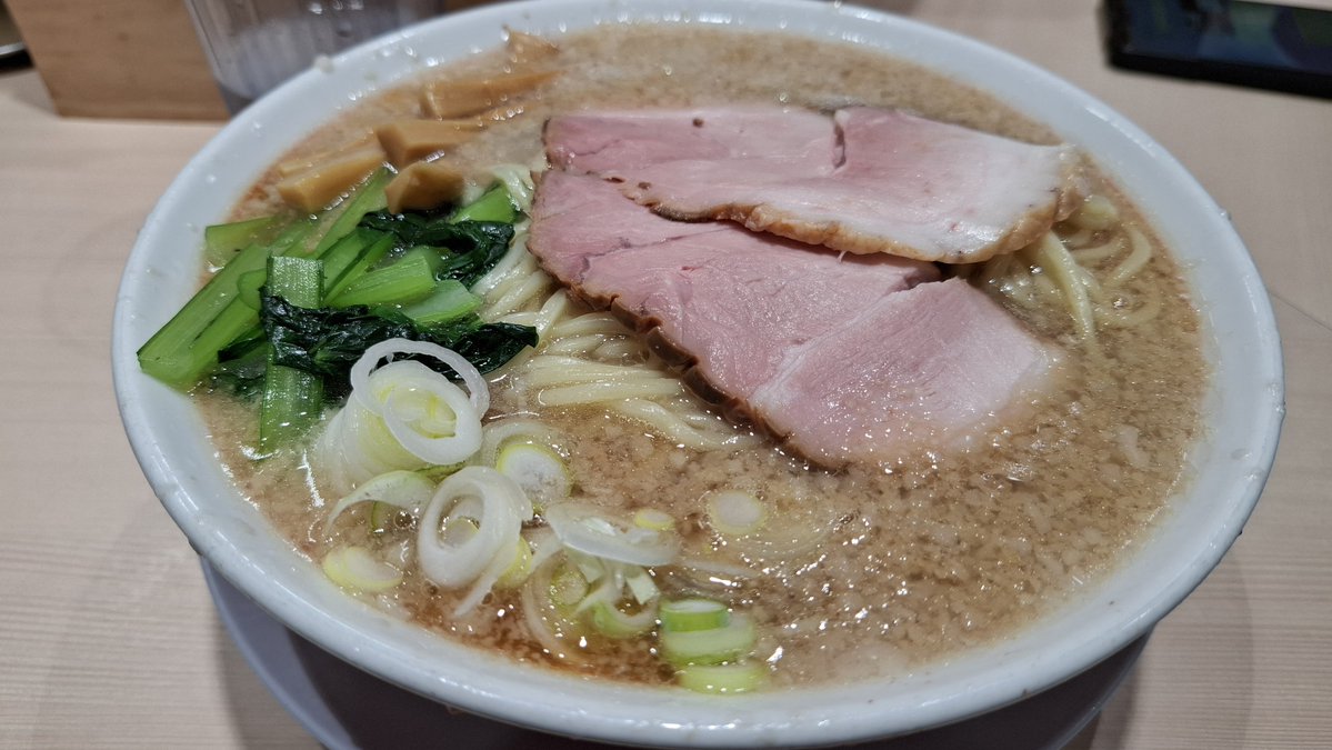 suda_hawkun's tweet photo. ラーメンみなみで背脂中華大盛
環七を通る時に気になっていたんですよね～
初訪なので全部普通をオーダー
麺を啜ってビックリ👀‼️
口から落っこちそうな位つーるつる
背脂が上質で飲み進められるスープにチャーシューも絶品
小松菜も地元感あって良いね～
行列も納得 再訪決定の一杯でした
#ラーメン https://t.co/1lxPRbrXyS