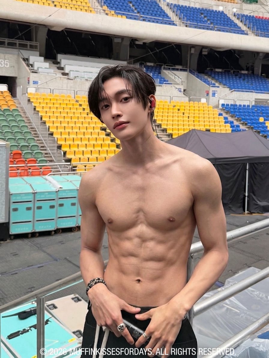 MUFFINKISSES001's tweet photo. 하 원빈님 흠뻑쇼 사랑해요... #원빈 #WONBIN https://t.co/zWQTF08mCG