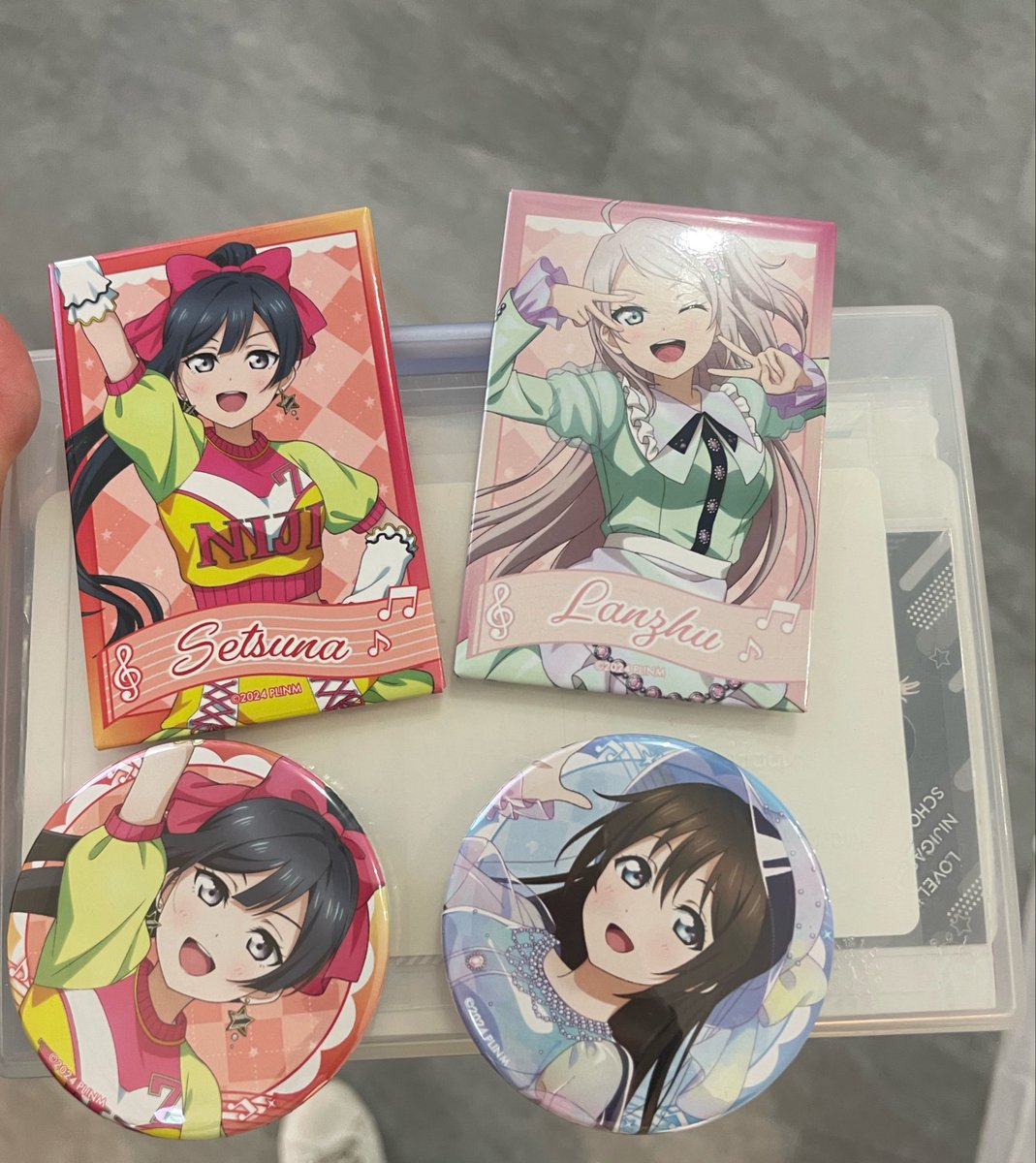 rtrIMG3J75jlW5n's tweet photo. 【交換】
ラブライブ！ 虹ヶ咲 ニジガク NIJIGAKU Monthly Songs♪ POP UP STORE マンスリー

譲】写真1 せつ菜　しずく　ランジュ　エマ
求】缶バッジ　歩夢
　缶マグネット　彼方
　特典ブロマイド　彼方>果林

都内手渡し、郵送 https://t.co/WeIFUrixjf