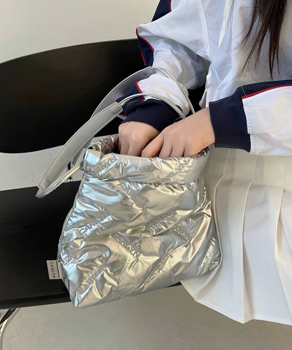 Wanawannn's tweet photo. Carlyn twee mini 👜🫧
ไอเทมฮิตที่ควรมีติดตู้ 🎀
Size : 24 * 25.5 * 9 cm
 รอบนี้ราคาดีมากกก จาก 2,000+ เหลือเพียง 790.- เท่านั้น ✨
โปรนี้มีถึงสิ้นเดือนเท่านั้นนะคะ 
🏷️ ราคา 790.- บาท ส่งฟรี 🫶🏻 หลังเว็บส่งรอประมาณ 4-5 week https://t.co/IFfdFJV3m7