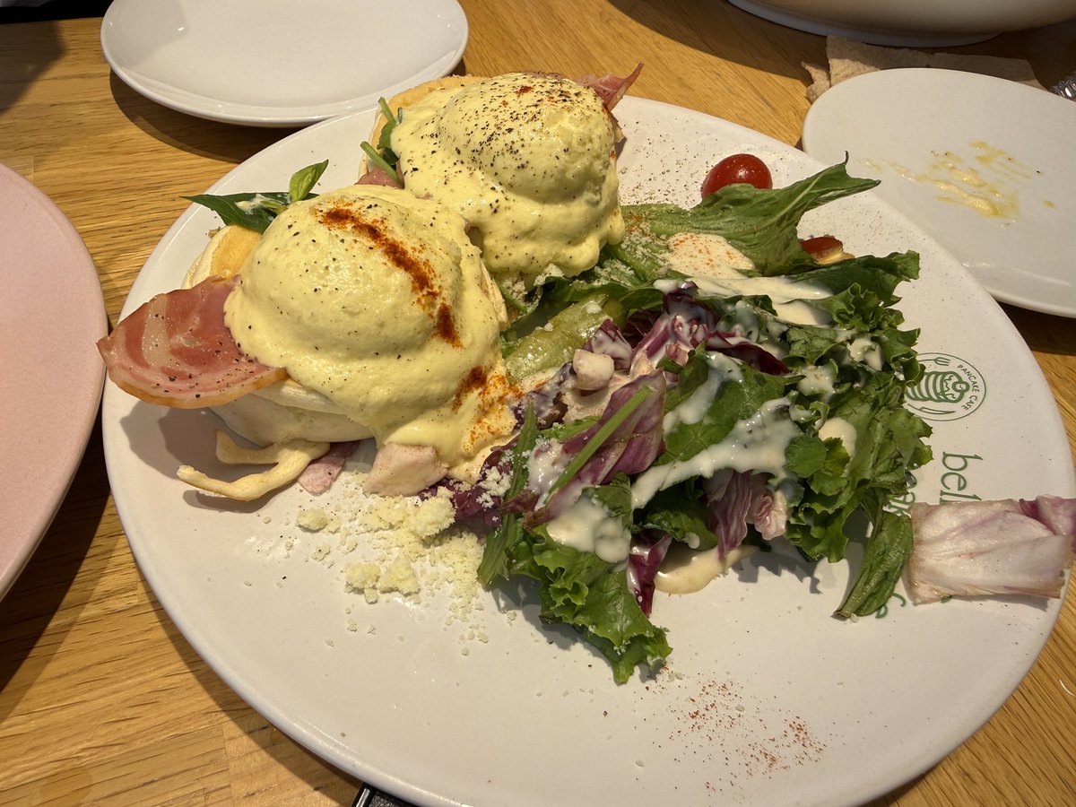sarasara06262's tweet photo. お盆休み最後の日に息子のリクエストで岡本駅前の話題のパンケーキのお店belle-villeに来ました。
8枚頼んだら1枚162円です😁
パンケーキ、プルンプルンで倒れかけました(笑)
#bellville
#パンケーキ https://t.co/FqDKNyDwPZ