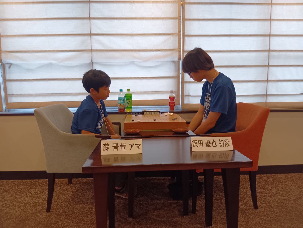 yscup15's tweet photo. 第７回ワイズアカデミー杯、昼食が終わり４回戦が始まりました。國松初段VS橋本アマ、吉田初段VS玉木アマ、篠田初段VS蘇アマ、小幡初段VS鈴木アマ。 https://t.co/8wZCy3Xpbj