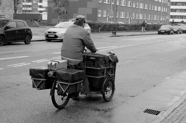 whitesea14's tweet photo. A stranger helped me pick up all my spilled groceries in the rain today—kindness hits different. Small wins and bigger heart, that’s the city magic. https://t.co/72w7urOUpD