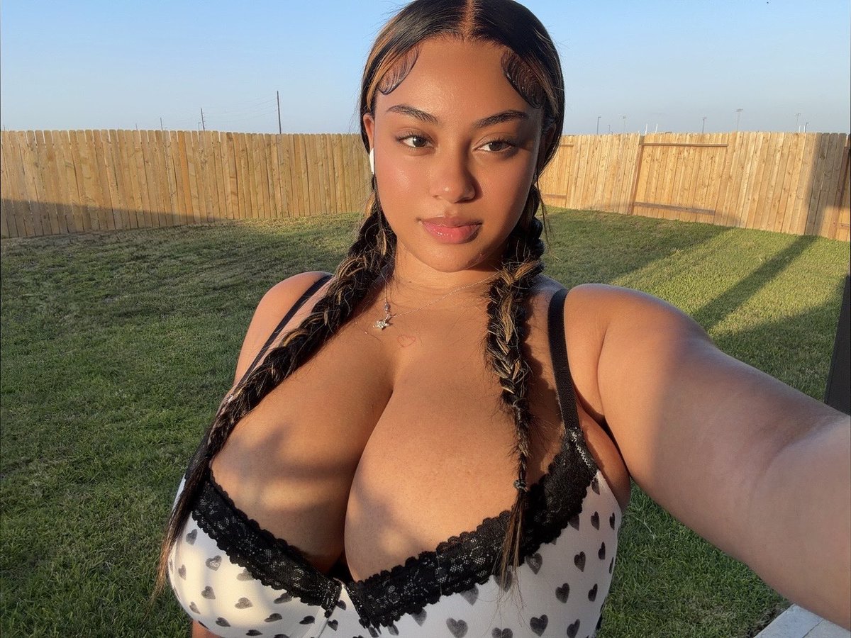 jjuicyjasss's tweet photo. how’s the view? 👀💕 https://t.co/1TUYohWxUk