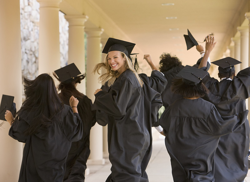SSalfairso's tweet photo. [Cap, gown, and endless future ahead  Cheers to all the late nights, lab reports, and friendships that made this wild ride. Graduation mode: activated ]， https://t.co/D13pp4P9ma
