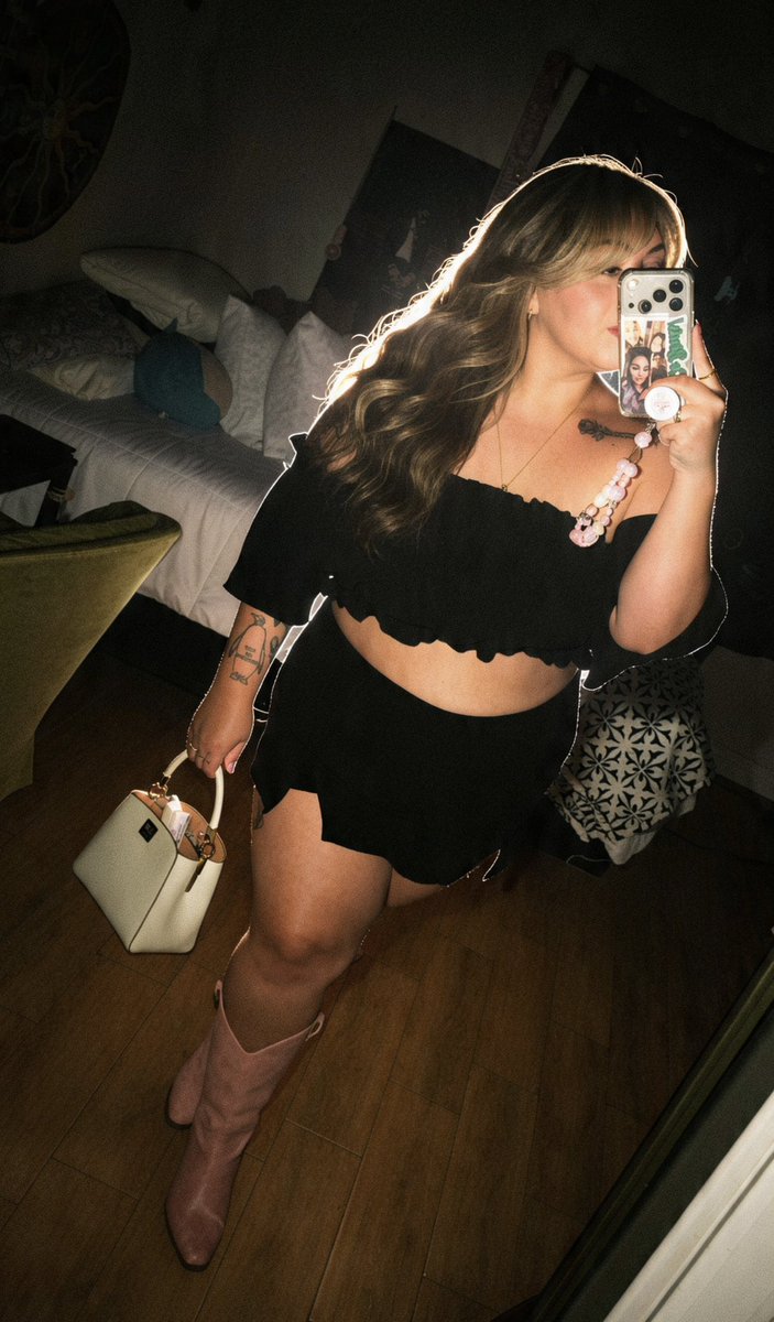 LaKendraLove's tweet photo. Saturday Night Lovin’ 💛 https://t.co/QOEwadWOKi