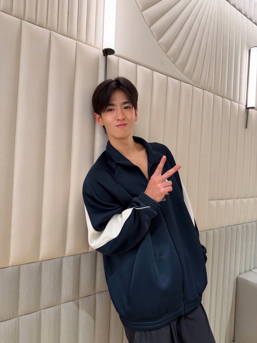 BUS_SONRAY's tweet photo. ขอบคุณทุกกำลังใจที่ส่งมาให้ #JINWOOKkim ในวันนี้นะค้าบบบ 🫶🏻✨ ทั้งคนที่มาเชียร์ถึงขอบสนาม และทุกคนที่ส่งกำลังใจมาให้จากทางบ้านเลย!

อีกหนึ่งหมุดหมายที่ตั้งใจอยากทำ และวันนี้ก็ทำสำเร็จแล้ว 🏁 ดีใจ และภูมิใจมาก ๆ ที่ได้ก้าวผ่านความท้าทายนี้ไปด้วยกันนะคับ 🔥

#3บวก3เท่ากับจินวุค
#HYROXThailand
#BUSbecauseofyouishine