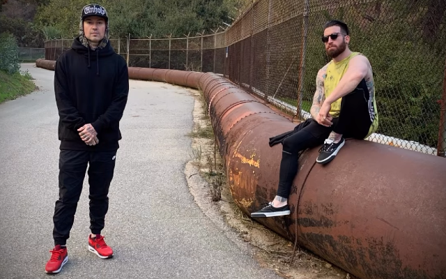 scnfdm's tweet photo. To commemorate the release of the new 33TWO single, J-Dog talks the history of "They Don't Know" - sharing numerous memories, photos and clips from the early 2020s-
https://t.co/kq6CFUHcaC
#33TWO #TheyDontKnow #FuddRukus #JDog #HollywoodUndead #DoveAndGrenade https://t.co/67G9UqF7Kz