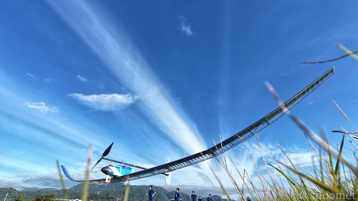 sncomet's tweet photo. HPA飛行会で撮った中で個人的ベストカットからの切り出し。アクションカメラだし蹴られてもいい画が撮れたら、と思って草むらに仕込んだカメラがいい仕事をしてくれた。静岡大学ヒコーキ部( @suacbird )さん、東京理科大学Aircraft Makers( @acm_noda )さん、ナイスフライトでした！ #雪夜写真日々 https://t.co/ocl6py1F2o
