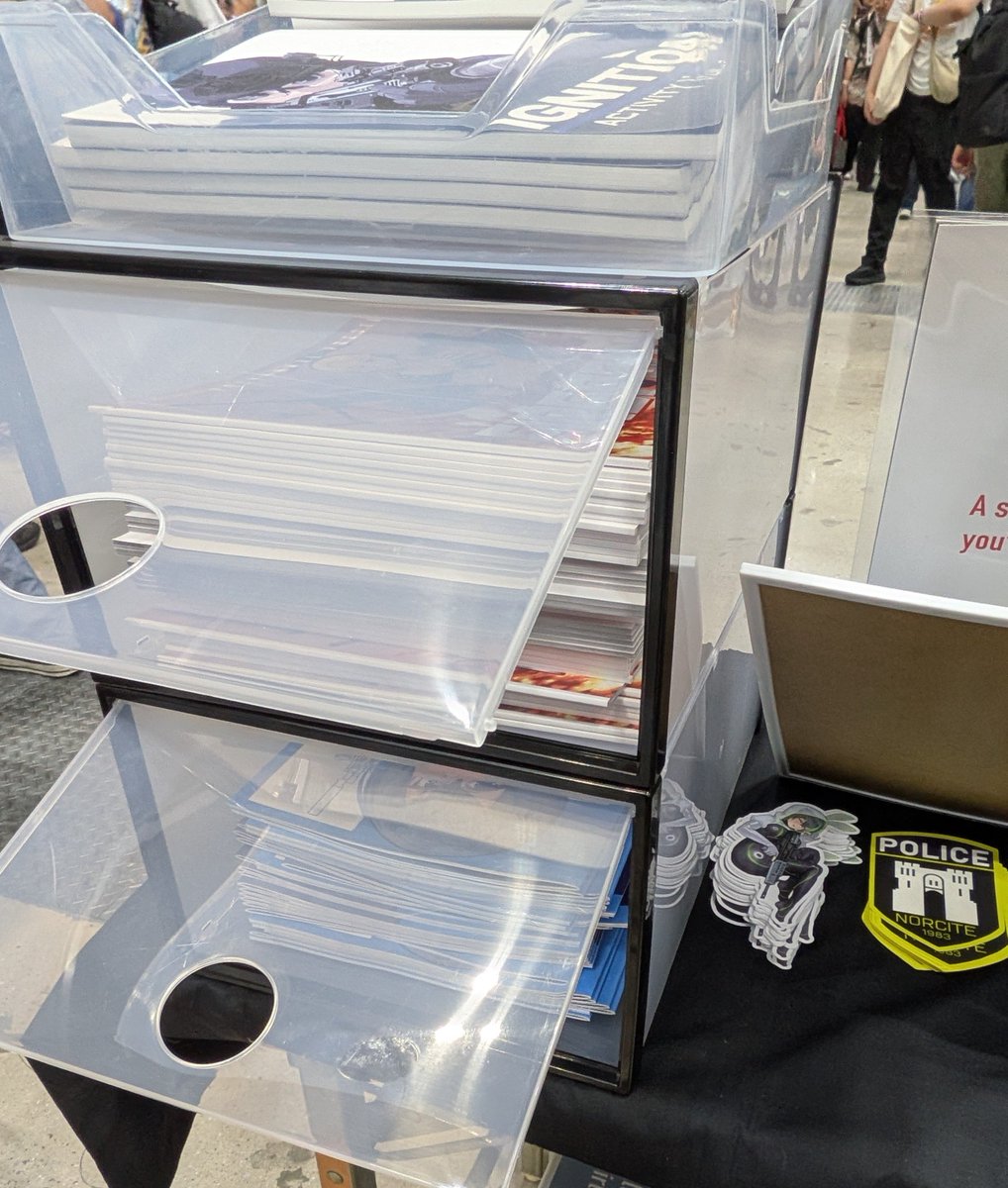 pup_kino6764's tweet photo. ダイソーの折り畳み靴入れ導入してみたけどすっげえいい感じ
一般参加者側にお品書きを貼ってスペースの有効活用も出来る https://t.co/vXB5TudQGm