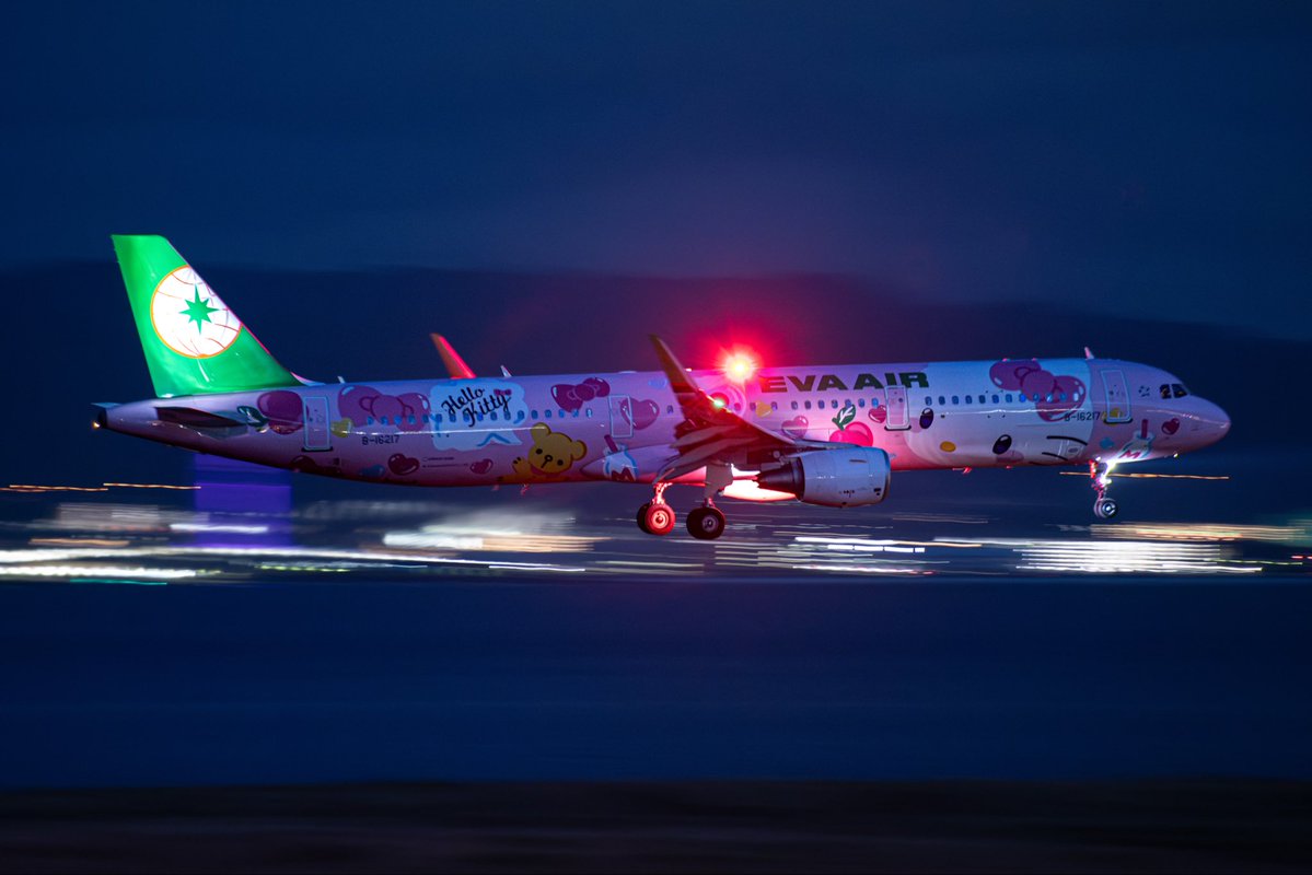 J_Freight_Diary's tweet photo. 関空展望ホールがお盆の3日間21時まで夜間特別営業

シャトルバスの運行もなくタクシーか自家用車限定となりますが意外にもお客さんが多かったことに驚き😳
半袖半パンではもう寒かった💦
夏至の頃にお願いしたいところです🙏 https://t.co/PdvNhVNugT