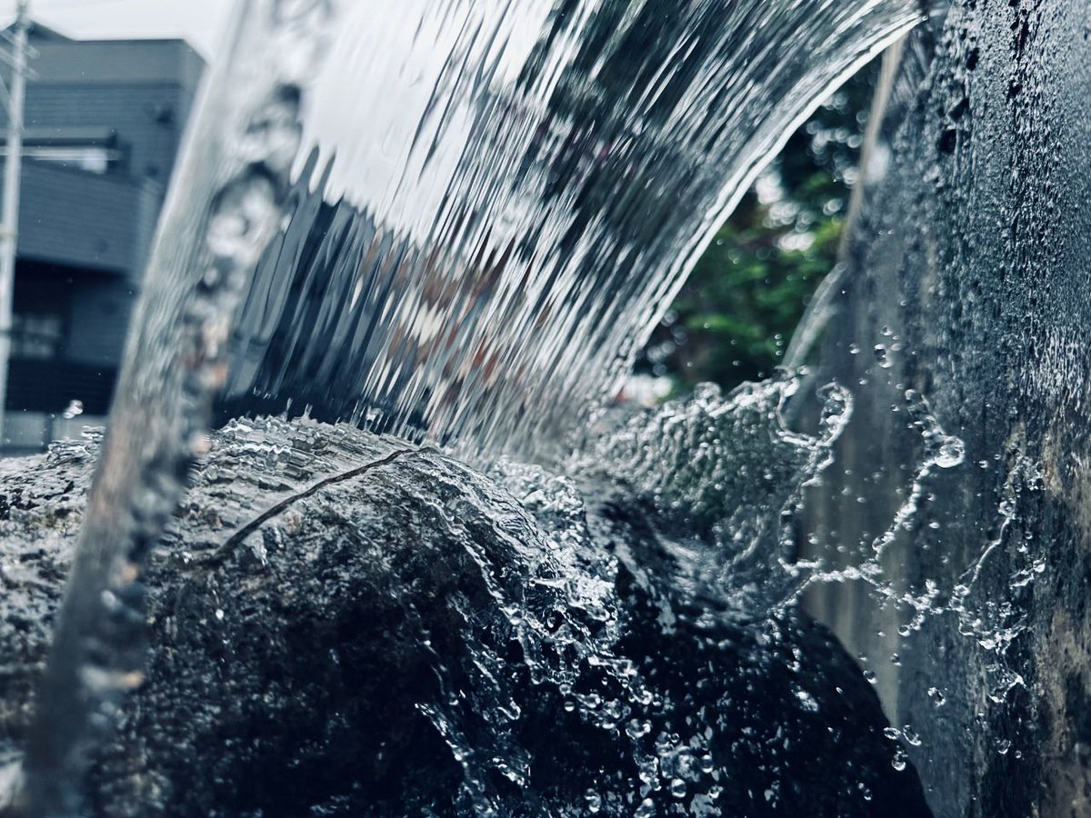 miyachin_'s tweet photo. ガラスの簾をくぐるように、冷たい飛沫が弾けていく。
#SnapSays #水のカーテン https://t.co/1dGtlbl9NT