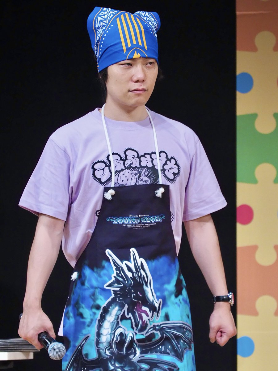 ヤスさんもってきたドラゴンエプロン京極さんめっちゃ似合ってた笑笑
