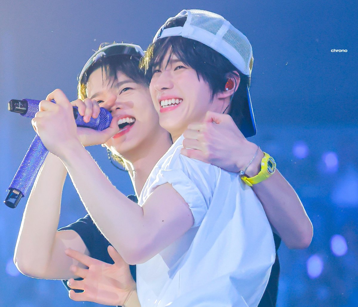 IngYuippu37870's tweet photo. 얘네 무대에서 꽁냥거리는거 보면 미치겠음 https://t.co/Cp3b09WZEn
