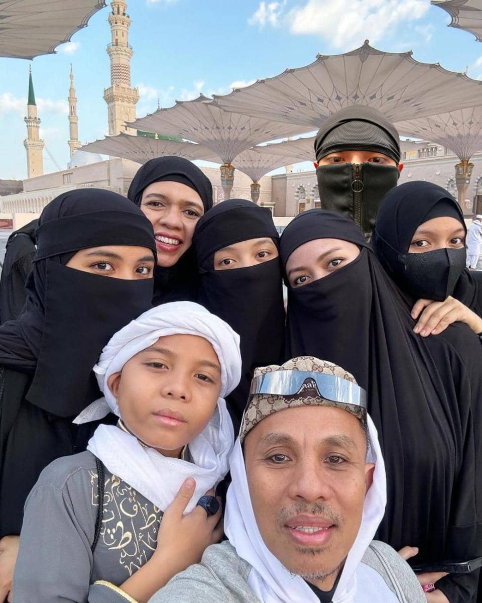 baiIani's tweet photo. @ahtarya Cie, lagi umroh sama keluarga. https://t.co/SXokNPfjWI