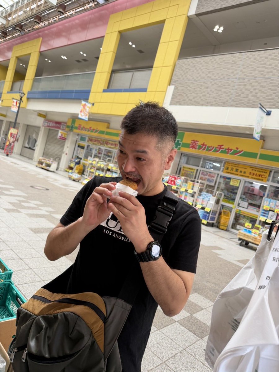jsbexlove0531's tweet photo. 新長田で散策しながらと子供の時から我が家では大好きなメンチカツ〜 https://t.co/NUfjn67hDv