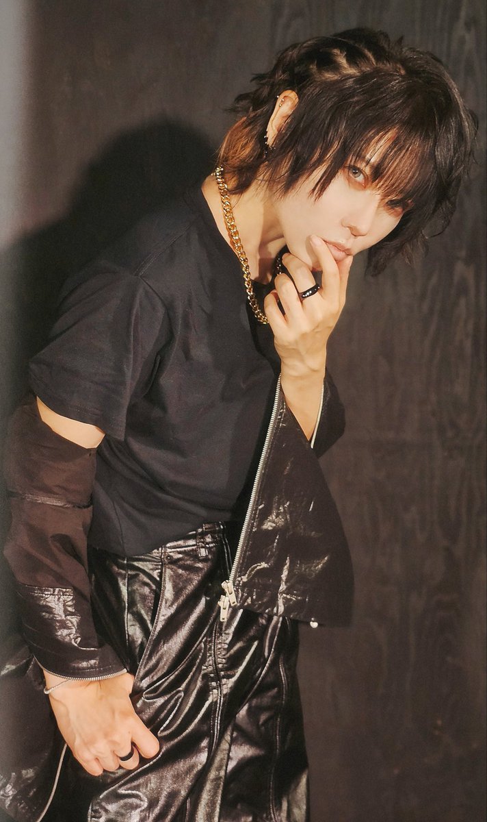 valshe9's tweet photo. 改めまして昨日は｢GUISE INDEX｣
ありがとうございました✦✦✦

初めての言葉、初めての動き 新境地に足を掛けたハイライトを振り返りつつ
皆さまとの空間にこちらが元気をチャージさせていただき今日は元気に作業日です

どうでもいいご報告ですが
ハウルヘアのあたりから伸ばしていた
耳横のツーブロが綺麗に消滅しました🌹