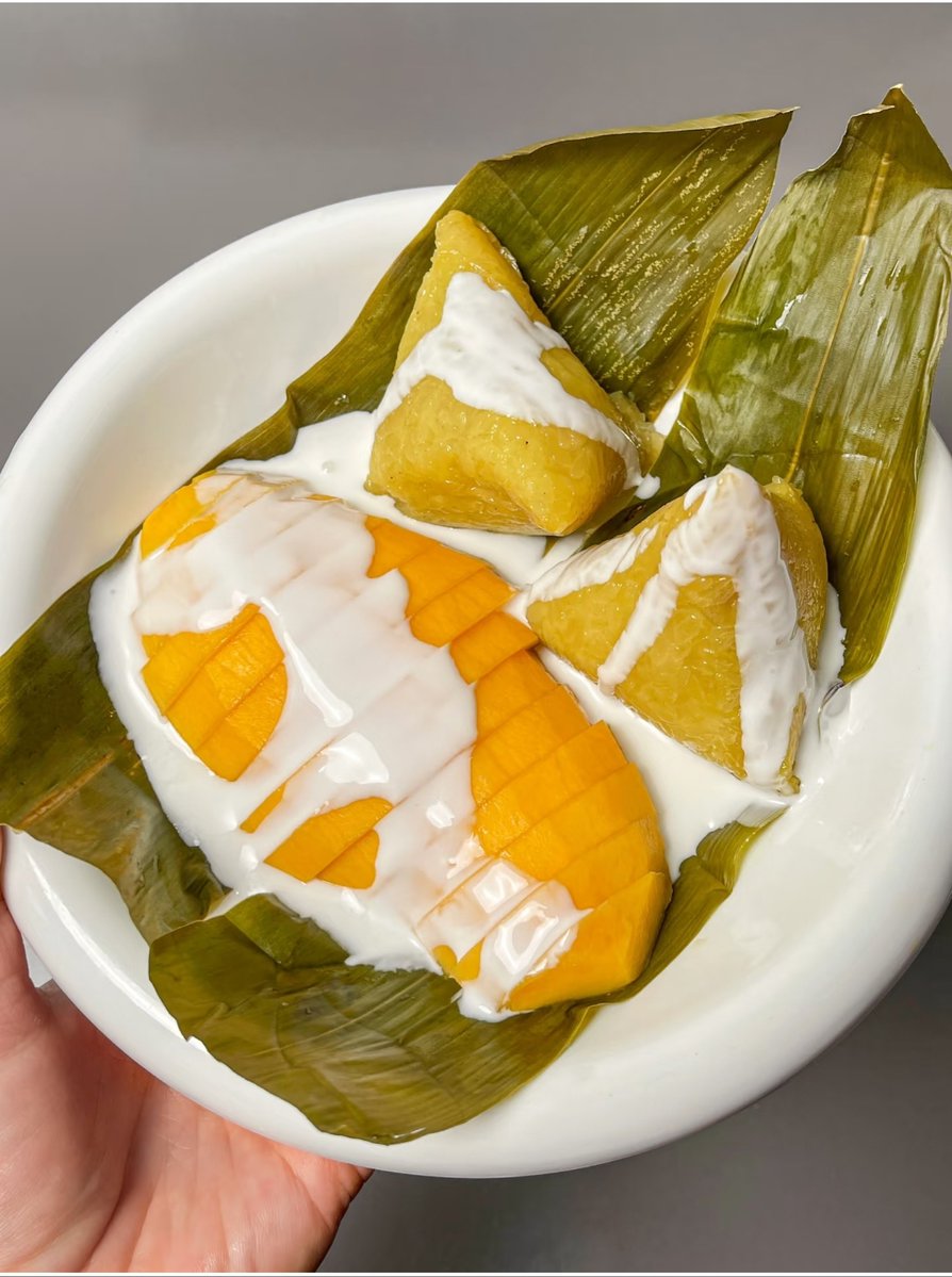 TArtwil's tweet photo. Just found the best late-night snack: warm mango sticky rice with a drizzle of coconut cream – pure comfort in every bite! ， https://t.co/lUKllqggrK