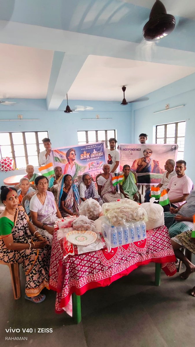 SRKUniverse's tweet photo. #Burdwan SRK fans celebrated Independence Day with a heartfelt charity event at an old-age home, spending time with elders and spreading love, care, smiles, and happiness. 🇮🇳❤️

@iamsrk @AaquelSRKian

#IndependenceDay #ShahRukhKhan #SRK #HappyIndependenceDay https://t.co/eHgHwKb4cT