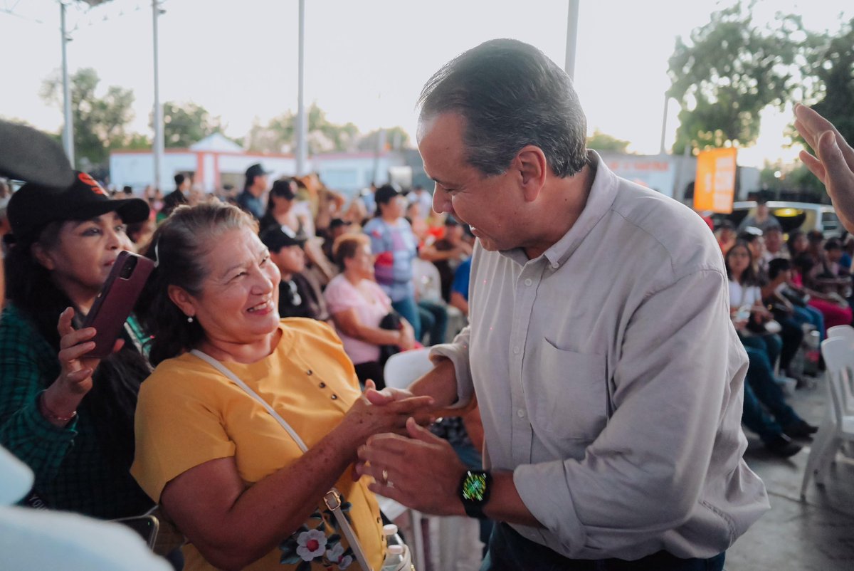 tonoastiazaran's tweet photo. ¡En Huatabampo, Sonora suena fuerte y con todo! 🔊☀️

Nos reunimos con vecinas y vecinos en un evento de Sonora con Todo, para escuchar, compartir casos de éxito y sumar ideas que se conviertan en soluciones. 

En equipo, construimos mejores comunidades. ¡Sigamos adelante, juntos! 🤝