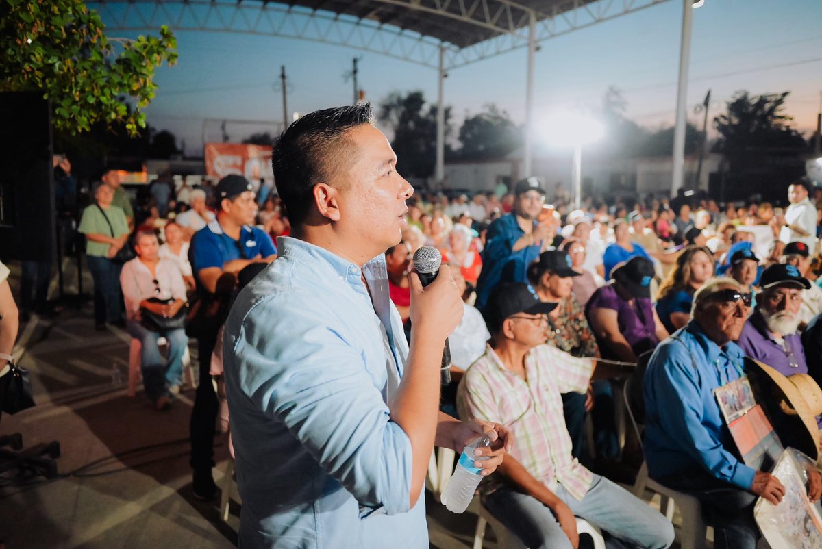 tonoastiazaran's tweet photo. ¡En Huatabampo, Sonora suena fuerte y con todo! 🔊☀️

Nos reunimos con vecinas y vecinos en un evento de Sonora con Todo, para escuchar, compartir casos de éxito y sumar ideas que se conviertan en soluciones. 

En equipo, construimos mejores comunidades. ¡Sigamos adelante, juntos! 🤝