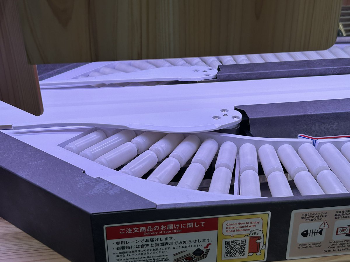 hamu1000RR's tweet photo. スシローの分離帯に掠って散った麺つゆ https://t.co/dfIW3jnbPr