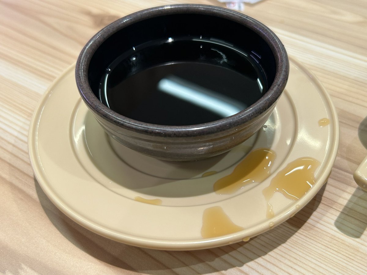 hamu1000RR's tweet photo. スシローの分離帯に掠って散った麺つゆ https://t.co/dfIW3jnbPr