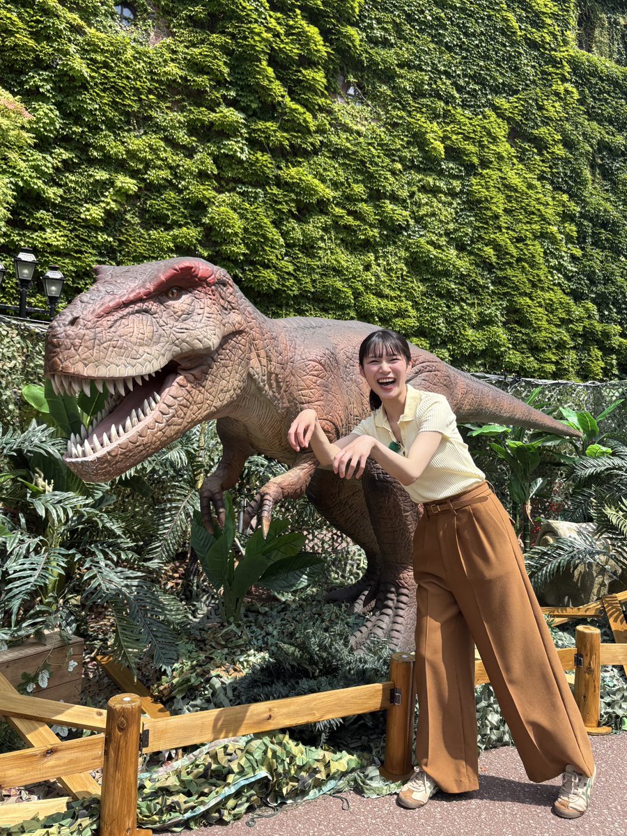 stv_event's tweet photo. ＼開催中🦖🦕／
恐竜迷路 ジュラシックメイズ in SAPPORO
📍サッポロファクトリー西広場

ティラノサウルスと同じポーズ😆🦖
油野アナも迫力に大興奮でした🔥

8/23(日)まで開催中です！
残すところあと1週間となりました！
夏休みの思い出にぜひ☀️

https://t.co/ihZWPkeAA0
※屋外会場となりますので、各自で熱中症対策を行うなどご対応をお願いいたします。