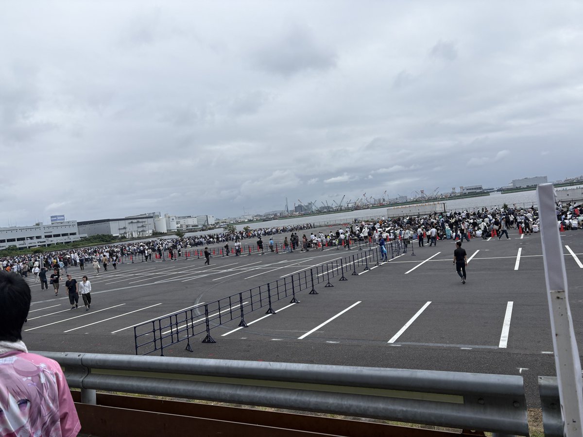 acky_22gamer's tweet photo. コミックマーケット2日目！今日は涼しくて快適な待機時間だった！でも東から西南の移動は人の数エグすぎ。
後、裸足サンダルでくるな足くさすぎて害悪だぞ https://t.co/1kdJG5gPa5