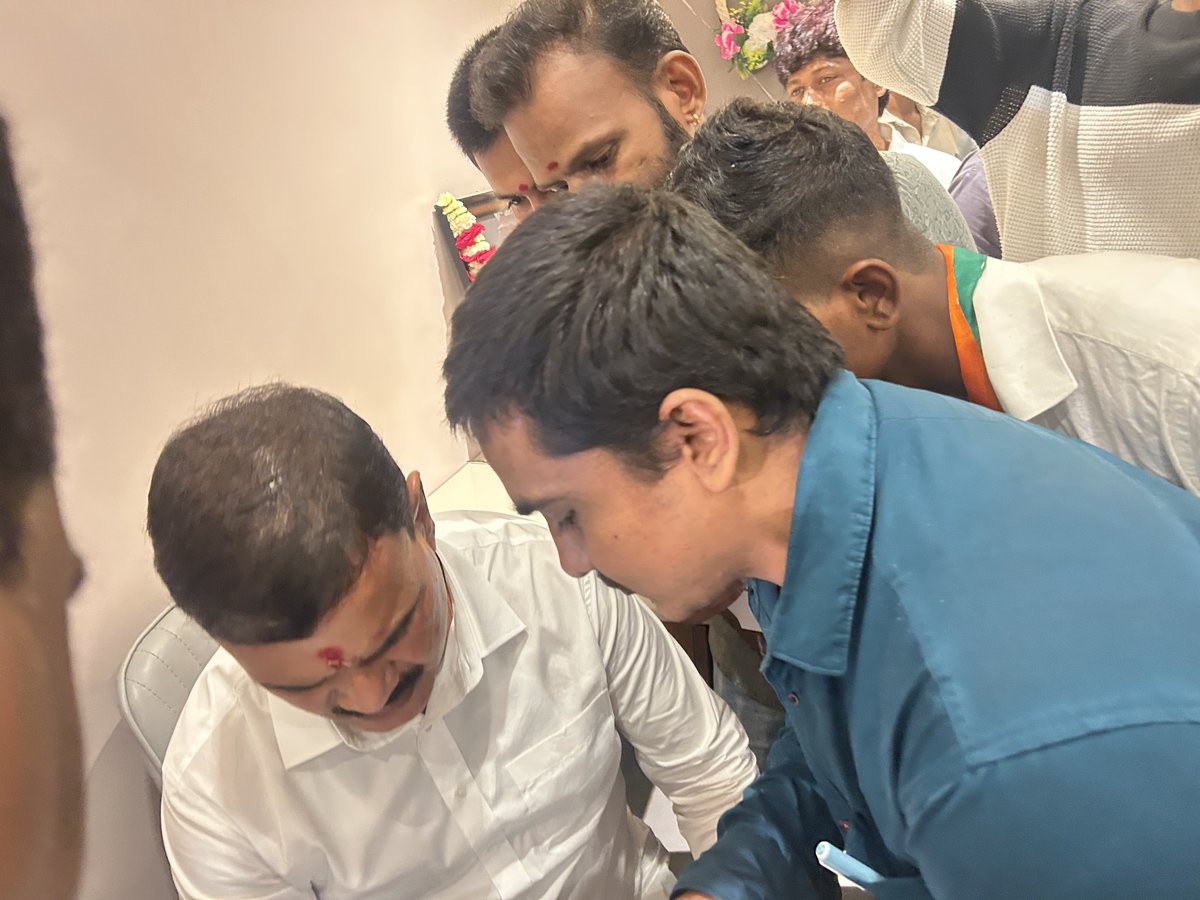 Gopalvarma07's tweet photo. वाशिम जिल्ह्याचे पालकमंत्री मा.श्री.दत्ता मामा भरणे यांची भेट घेऊन वाशिम – मंगरूळनाथ – कारंजा – बडनेरा प्रस्तावित नवीन रेल्वेमार्गाबाबत सविस्तर माहिती सादर केली तसेच त्यांना निवेदनपत्रही सुपूर्द केले. https://t.co/euAfJ8YJED