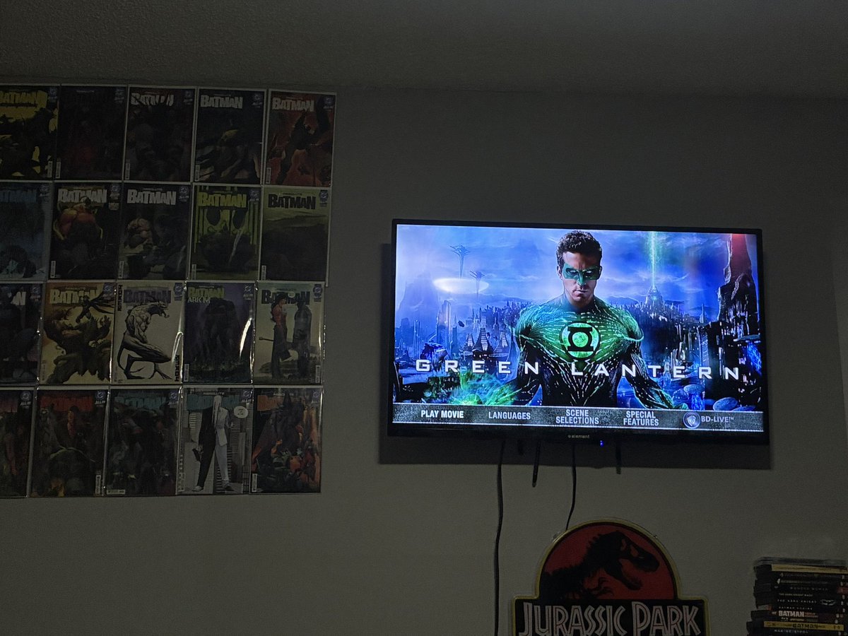 BatmanHypeGuy's tweet photo. Now watching the lanterns show see what the hype is all about https://t.co/VtGjCaictq