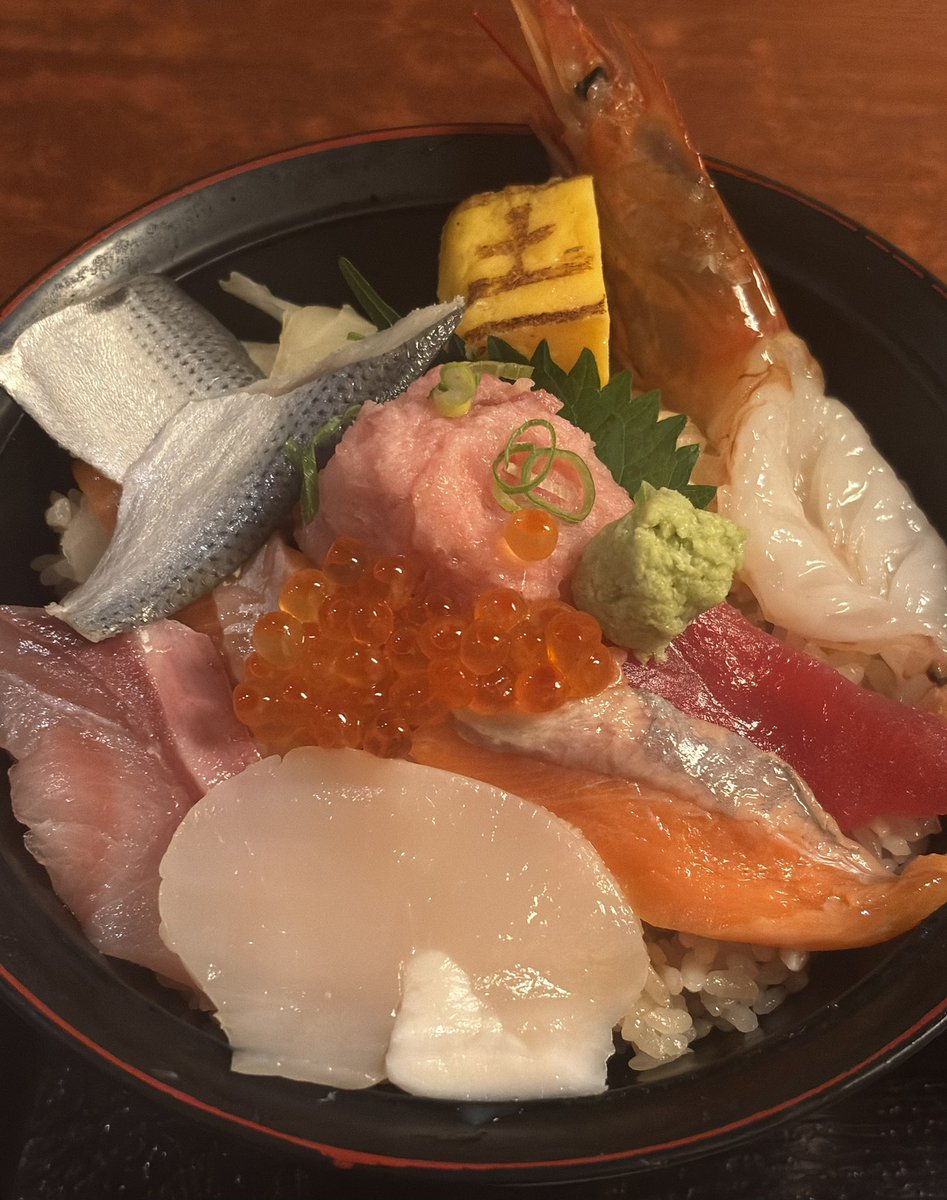 tonai_nomi's tweet photo. 仙台二日目の昼は海鮮丼🔥 https://t.co/8zkt69rOi3