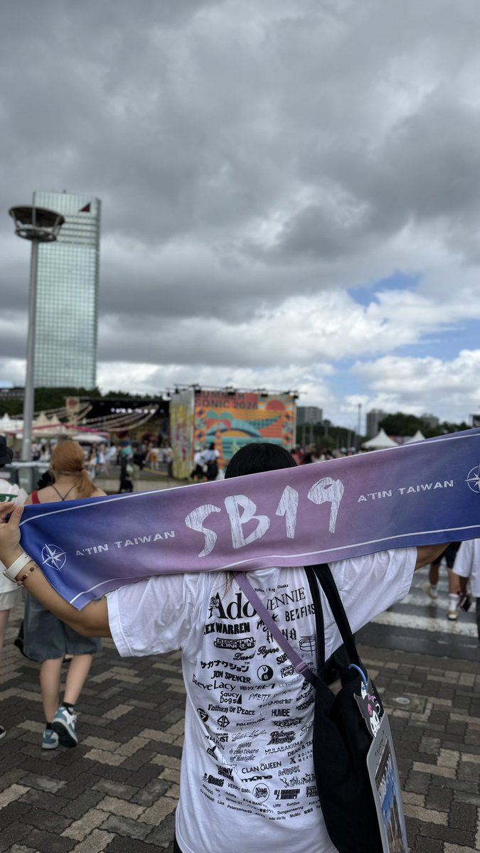 lilyenliu's tweet photo. Still stuck in Summer Sonic Tokyo
It was so crowded yesterday!
The cheer towel I made a while ago finally found the perfect stage where it belongs!
TW Berries together 
@esther180591 @rivachen1226 
SB19 TOKYO DRIP
@SB19Official  @summer_sonic 
#SB19 #SB19_SummerSonic 
#ATINTaiwan #DaiwanATIN
#TWberries 
#MusicFestival