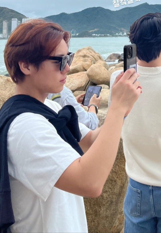 orbtingyou's tweet photo. jihoon at the beach 

        vietnam                                          LA https://t.co/RtLKYD5h2H