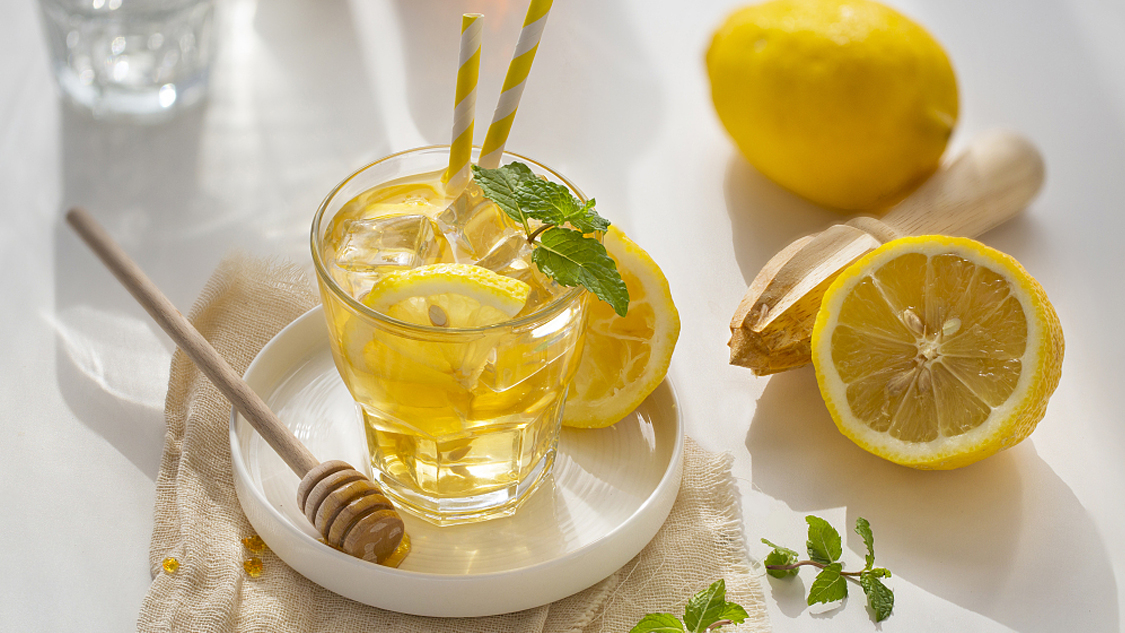 AnsDijk's tweet photo. iced honey lemon tea in 2 mins! Mix 2 tbsp lemon juice, 1 tsp honey, ice u0026 200ml cold water. Refreshing, no sugar added! https://t.co/060ec7CtxX