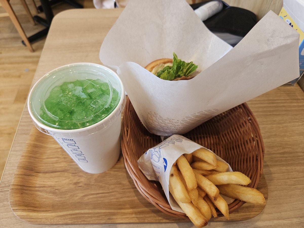 DOSREIJISHISSHO's tweet photo. モスバーガー😌 https://t.co/VavKjlyLiE