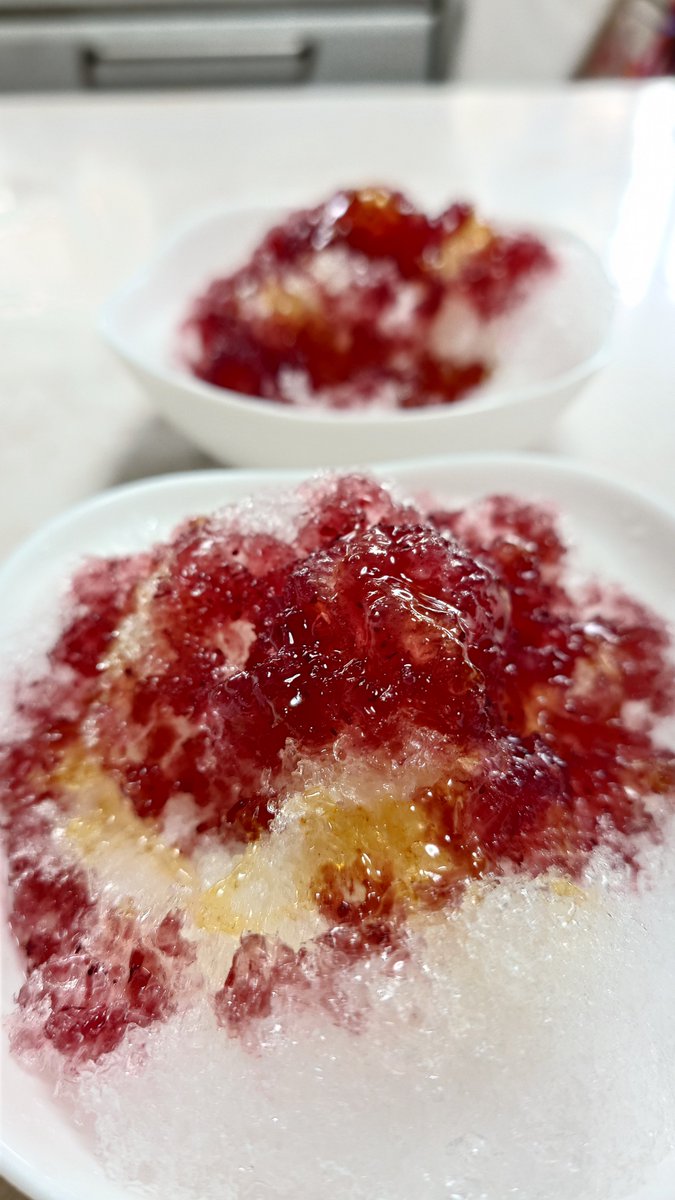 corolinn's tweet photo. 妹がかき氷を作ってくれた(*^^)v
ブルーベリーソースとハチミツをトッピングʕ⁠·⁠ᴥ⁠·⁠ʔ
夏を感じます。

#かき氷 https://t.co/UmZ5zKVq1F