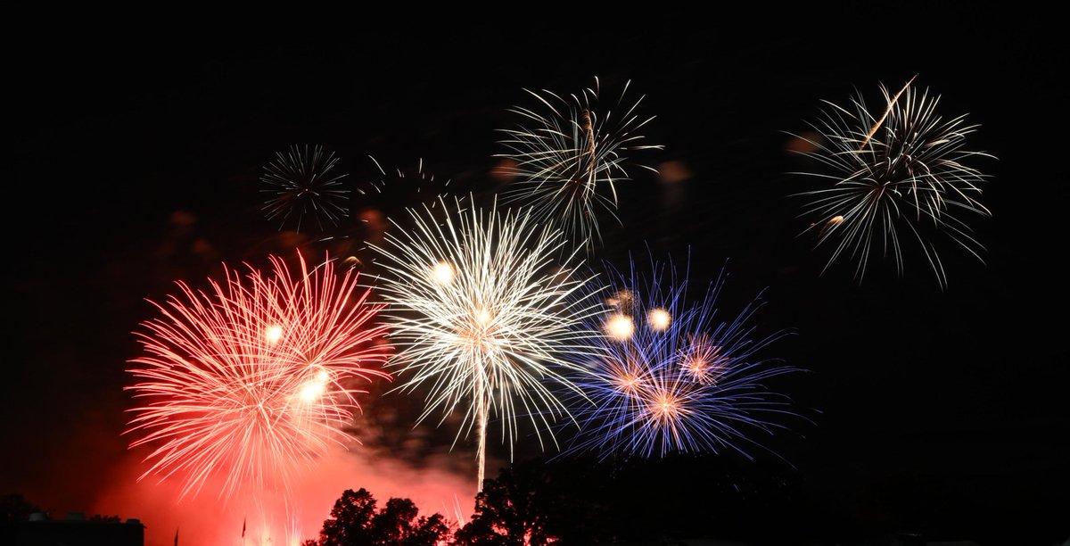 skydivewill7921's tweet photo. Not a bad night watching the International Pyrotechnics Guild do their stuff. Boom-booms, yo! https://t.co/1kWtP3P1Pi