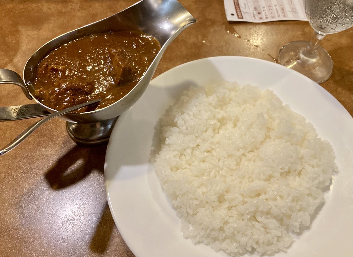 AGON_PPM's tweet photo. 阪急塚口の『アングル』
・ビーフシチュー
・特選和牛カレー

某神戸民のオススメで訪問。牛肉を煮込んだ出汁（肉は廃棄）に、更に牛肉と野菜を投入して煮込んだ贅沢なフォンを使用したシチューとカレーの有名店。
中毒性の高いカレーの注文が目立つが、肉が主役かつ他に無いシチューがお気に入り！ https://t.co/5FzAF4hZkE