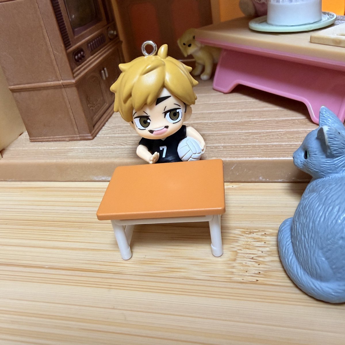 sk105_7's tweet photo. 娘がわちゃわちゃ何かしてると思ったら、でふぉフィグ侑をお勉強タイムの机に座らせて遊んでた🤣
サイズ感ちょうどいいけど安定感はゼロで、あつむ！ちゃんとすわって！！ってずっと怒られてる笑笑 https://t.co/hplz3nk2vo