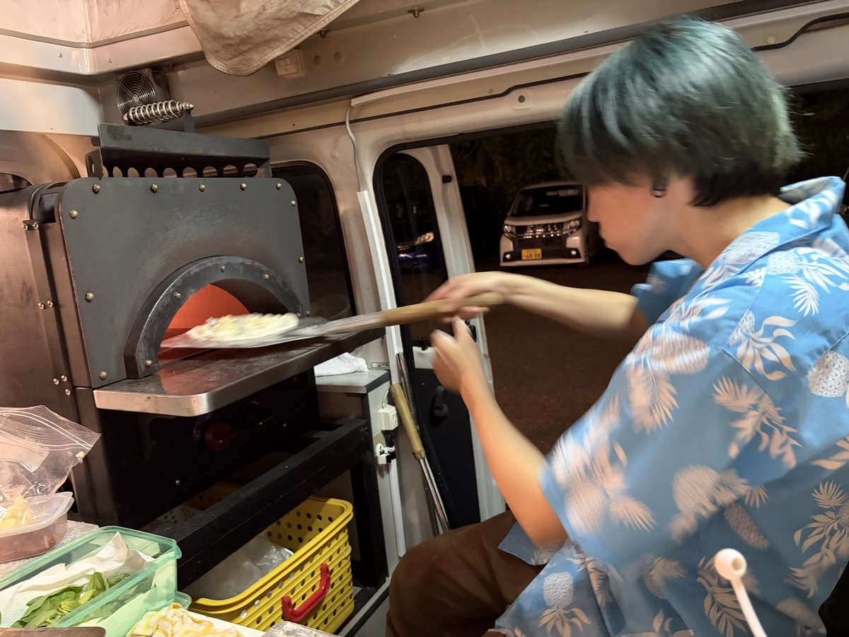mayumi008's tweet photo. 昨日8/15は下賀茂熱帯植物園ビアガーデン2026最終日でしたね
バタバタしていて出店させてもらった日の写真をあげそびれていました
今年も熱い胸キュンな夜をありがとうございました！！
海の家ぼろんじは今日8/16までピッツァ焼いてます
よろしくお願いします〜
#南伊豆
#子浦海水浴場
#ピッツァ #ピザ https://t.co/OOpmbEygFT