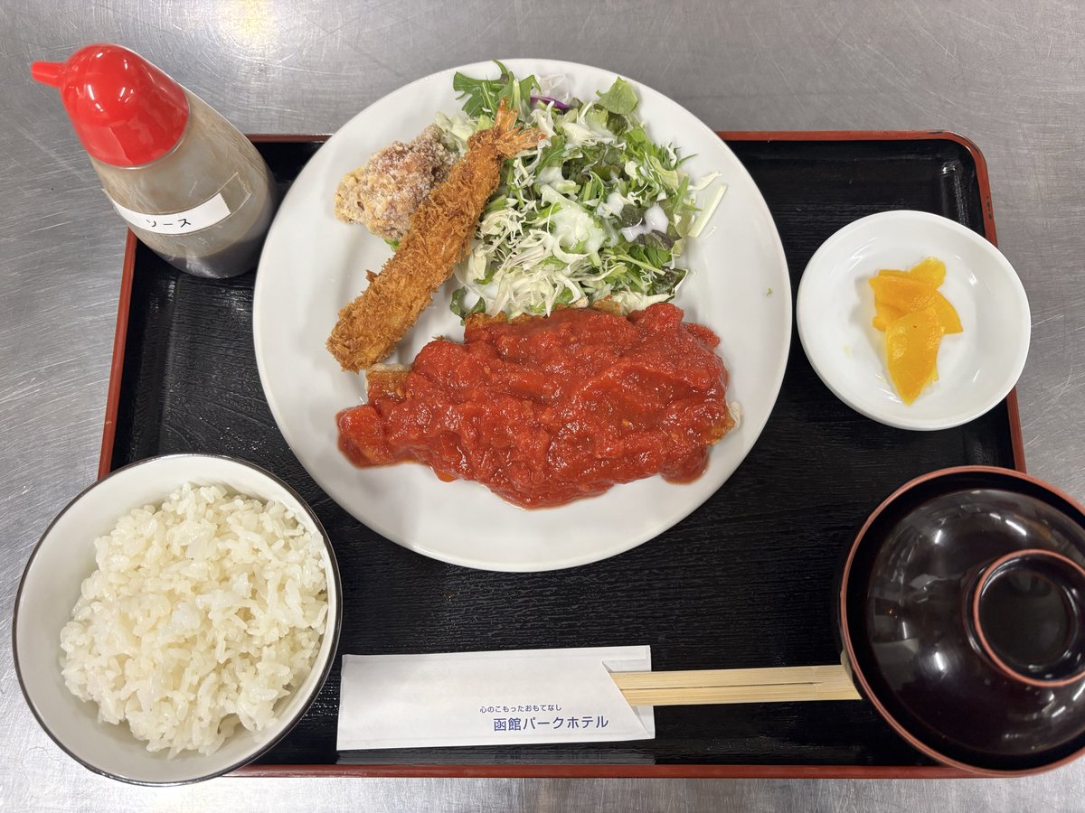 park0128's tweet photo. 8月17日～21日のとり膳週替わりランチメニューは『ポークチャップ定食』です🐷

￥850(税込)ドリンク付🥤

酸味のあるトマトの風味が豚肉とよく合います🍅エビフライとザンギもついてます🍤
 #函館 #ランチ https://t.co/P9fYcDeGPq
